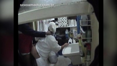 موٹو بوائے نے ڈیلیوری کے درمیان ریستوراں میں صفائی کرنے والی خاتون کے ساتھ جنسی تعلق قائم کیا۔